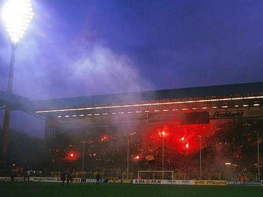 Pyro auf der Südtribüne unter Flutlicht