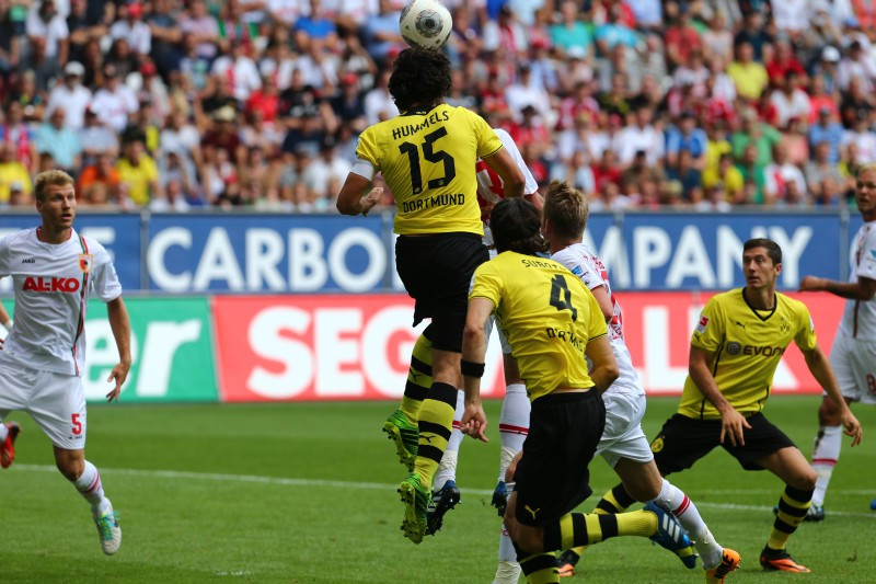 Mats Hummels beim Kopfball