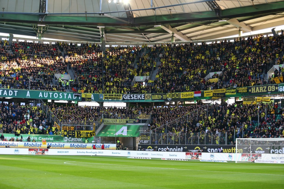 Der Gästeblock: voll, zunächst bemüht und dann verstummt