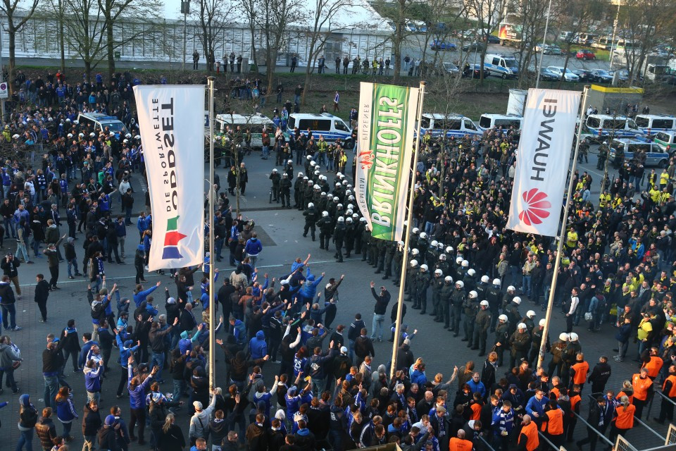 Beide Fanlager an der Nordtribüne