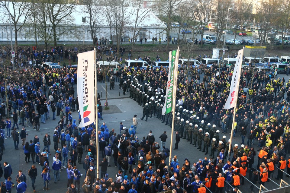 Fantrennung durch die Polizei hinter der Nordtribüne beim Derby 2014