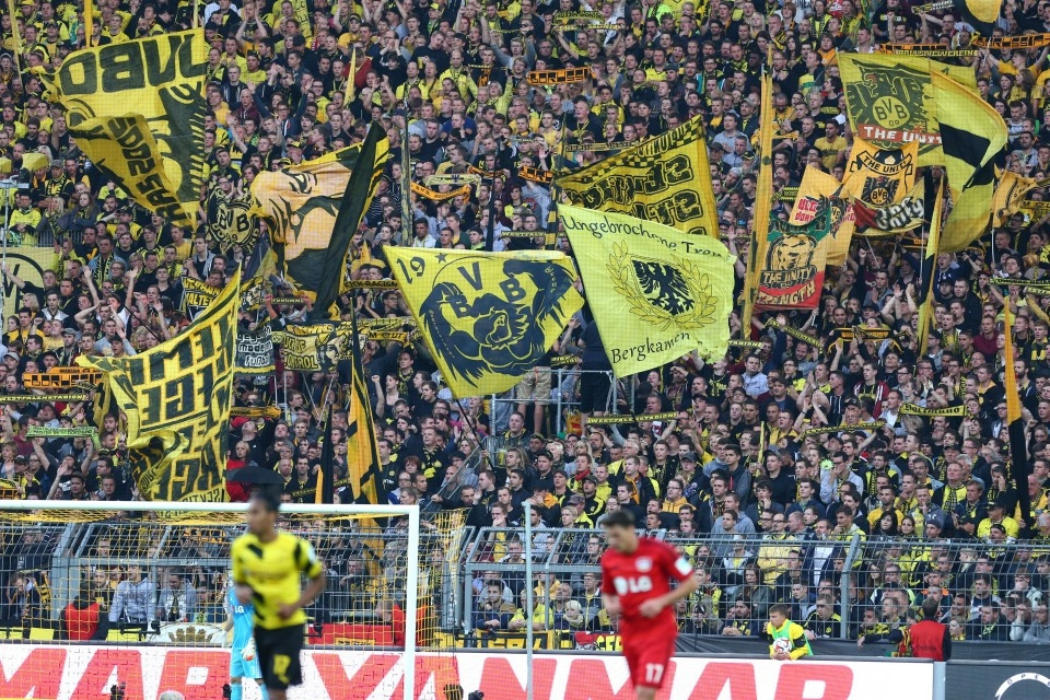 Macht keinen Spaß: Verdeckter Blick aufs Feld dank großen Fahnen und Doppelhaltern