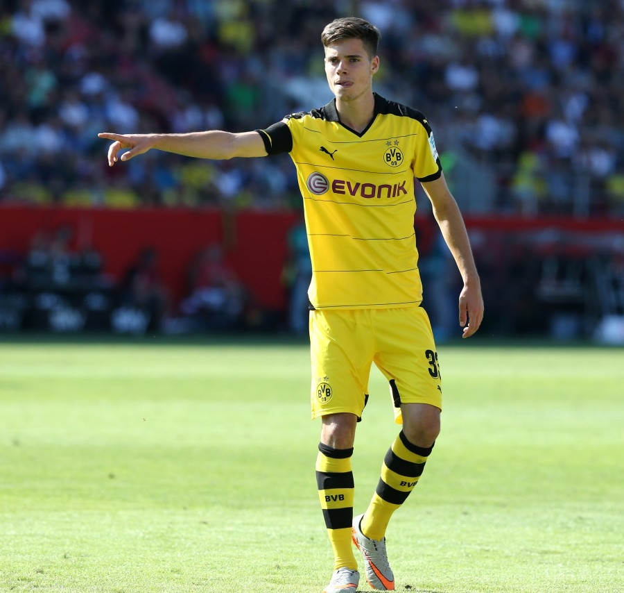 Julian Weigl dirigiert und gibt Anweisungen an seine Mitspieler