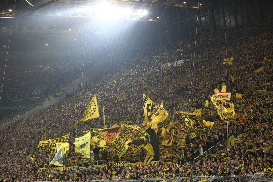 Südtribüne bei Flutlicht