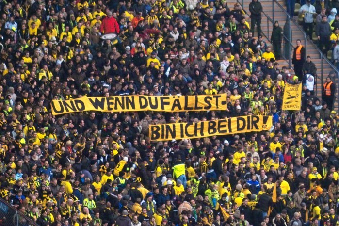 Spruchband "Und wenn Du fällst, bin ich bei Dir" aus der Saison 2003/2004