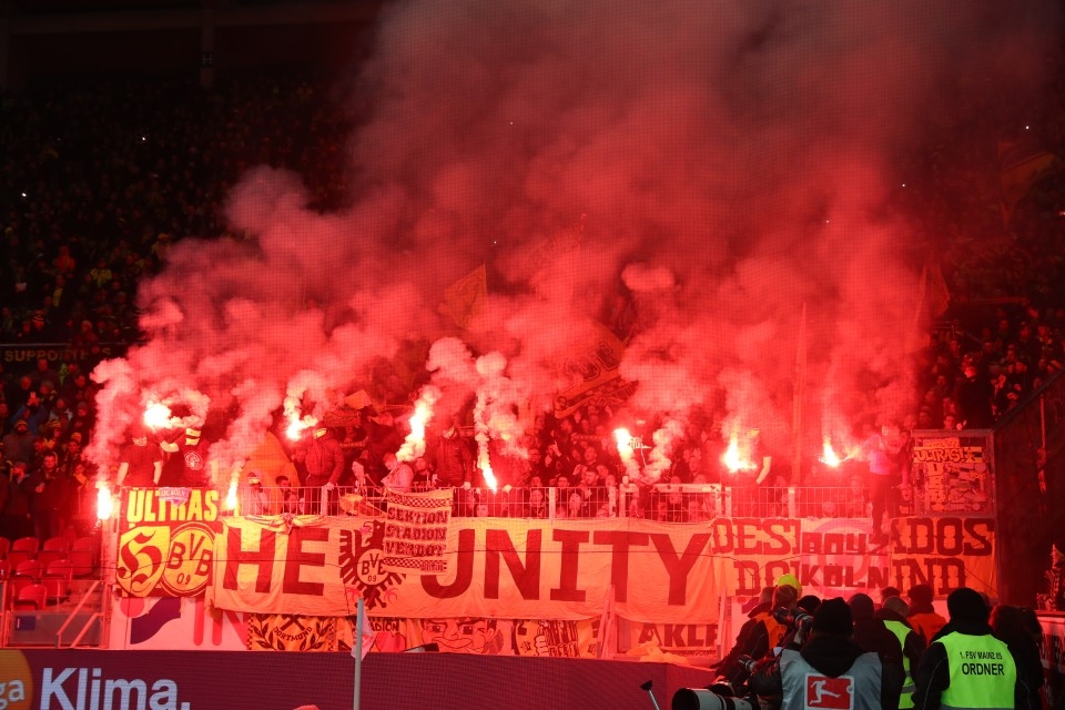 Die BVB-Fans verwandeln den Mainzer Gästeblock in ein Lichtspektakel