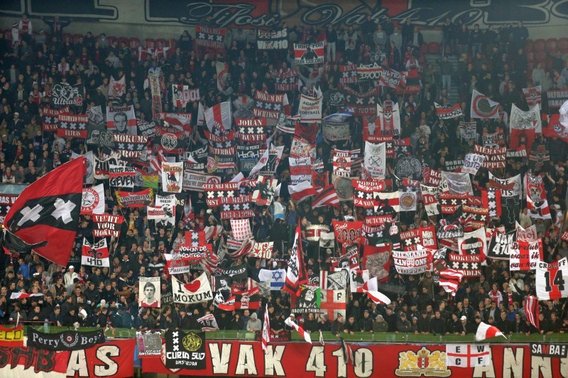 Sicherheit im Stadion: Niederlande - Ein toter Hooligan und Kombitickets