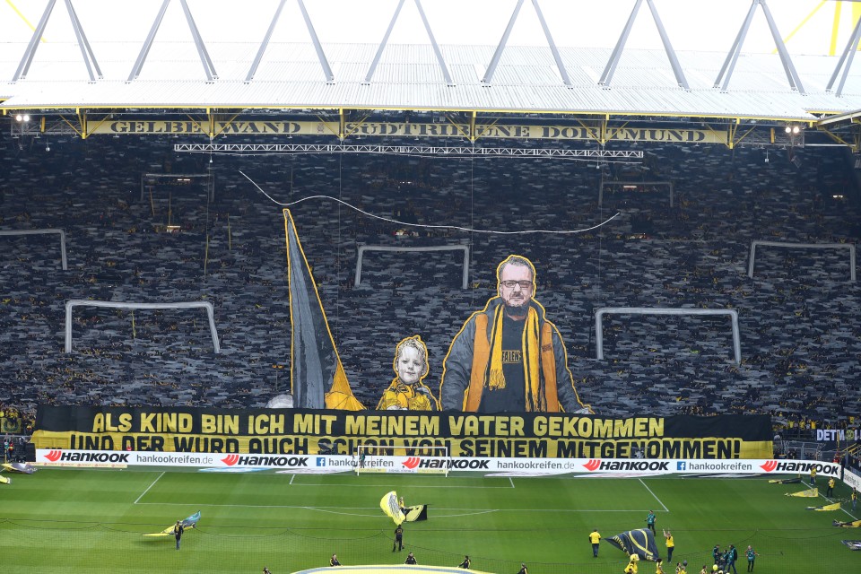 Ein Bild aus einer besseren Welt: Die VOLLE Süd bei der Choreo gegen Wolfsburg März 2019