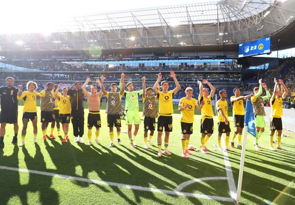 Das BVB-Team feiert den 3:2-Sieg vor der Auswärtskurve.